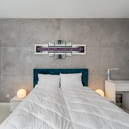 Apartment Intelliparts B